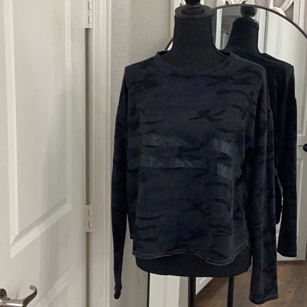 Sundry Evereve Black and Gray Camo Sweatshirt